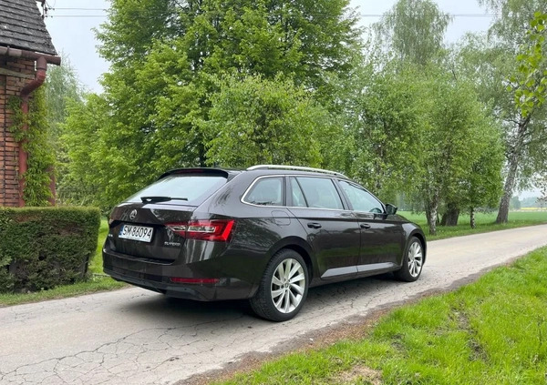 Skoda Superb cena 72000 przebieg: 152000, rok produkcji 2017 z Biała małe 56